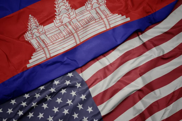 Acenando bandeira colorida dos estados unidos da américa e bandeira nacional da cambodia . — Fotografia de Stock