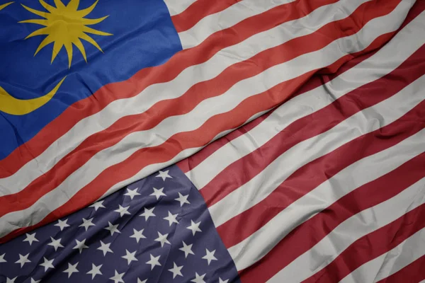 Schwenkt die bunte Flagge der Vereinigten Staaten von Amerika und die malaysische Nationalflagge. — Stockfoto