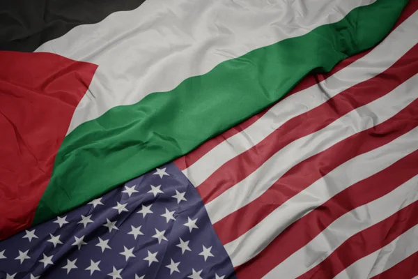 Falujące kolorowe flagi Stanów Zjednoczonych Ameryki i flagi narodowej Palestyny. — Zdjęcie stockowe