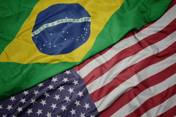 미국의 미국의 화려한 국기와 브라질의 국기를 흔들어. — 스톡 사진