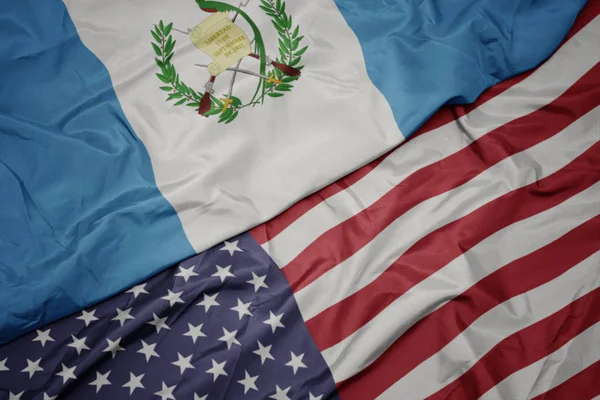 Fluturând steagul colorat al Statelor Unite ale Americii și steagul național al Guatemalei . — Fotografie, imagine de stoc