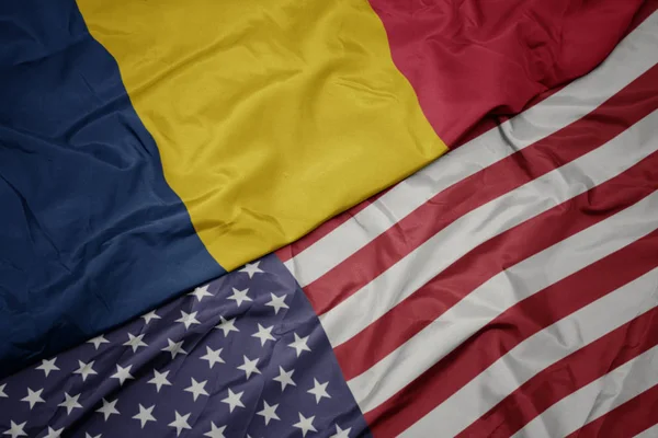 Ondeando colorida bandera de estados unidos de América y bandera nacional de Chad . — Foto de Stock