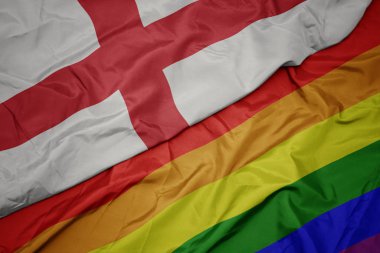 renkli gay gökkuşağı bayrağı ve İngiltere ulusal bayrağı sallayarak.