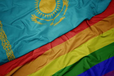 renkli gay gökkuşağı bayrağı ve kazakistan ulusal bayrağı sallayarak.