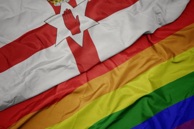renkli gay gökkuşağı bayrağı ve kuzey İrlanda ulusal bayrağı sallayarak.