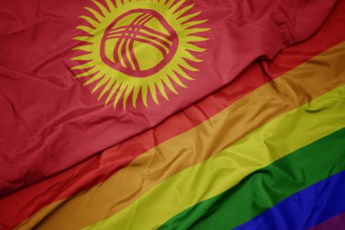renkli gay gökkuşağı bayrağı ve Kırgızistan ulusal bayrağı sallayarak.
