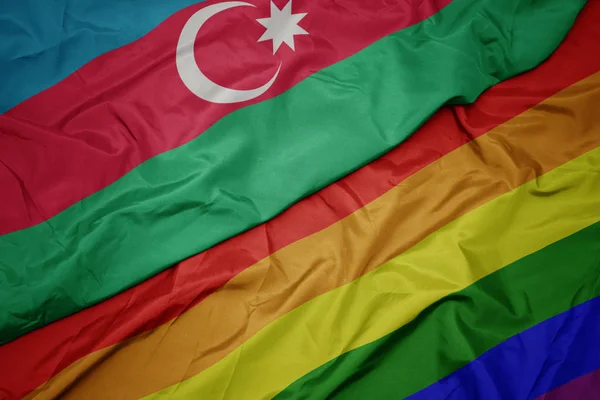 挥舞着五颜六色的同性恋彩虹旗和阿塞拜疆国旗. — 图库照片