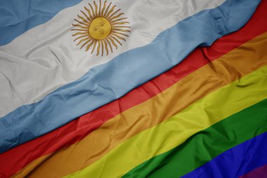renkli gay gökkuşağı bayrağı ve arjantin ulusal bayrağı sallayarak.