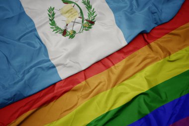 renkli gay gökkuşağı bayrağı ve guatemala ulusal bayrak sallayarak.