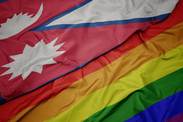 挥舞着五颜六色的同性恋彩虹旗和尼泊尔国旗. — 图库照片