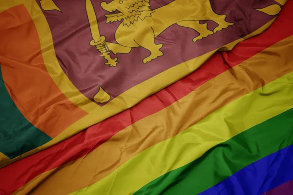 Ondeando colorido arco iris gay bandera y nacional bandera de sri lanka . — Foto de Stock