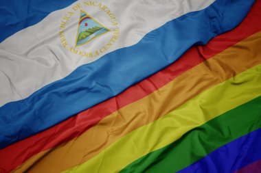 renkli gay gökkuşağı bayrağı ve nikaragua ulusal bayrak sallayarak.