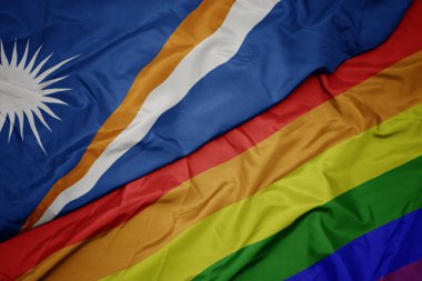 renkli gay gökkuşağı bayrağı ve Marshall Adaları ulusal bayrak sallayarak.