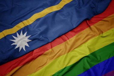 renkli gay gökkuşağı bayrağı ve Nauru ulusal bayrağı sallayarak.