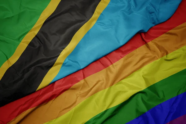 Macha kolorowe gej tęczowa flaga i Flaga narodowa Tanzanii. — Zdjęcie stockowe