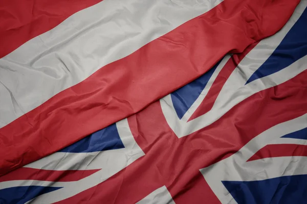 Acenando bandeira colorida de grande britânico e bandeira nacional da Áustria . — Fotografia de Stock