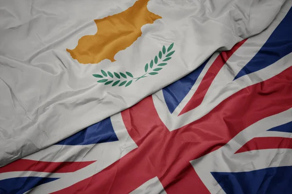 Acenando bandeira colorida de grande Grã-Bretanha e bandeira nacional de Chipre . — Fotografia de Stock