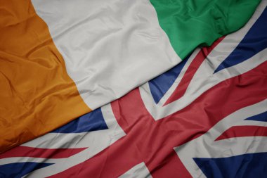 büyük Britanya ve cote divoire ulusal bayrağı renkli bayrak sallayarak.