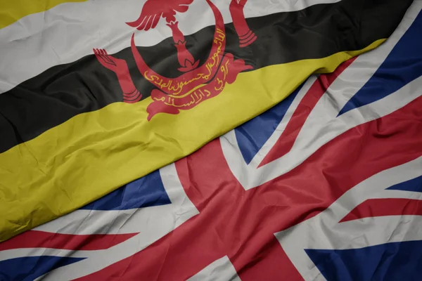 Acenando bandeira colorida de grande britânico e bandeira nacional de brunei . — Fotografia de Stock