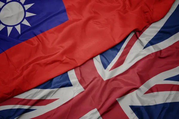 Büyük Britanya ve Tayvan ulusal bayrağı renkli bayrak sallayarak. — Stok fotoğraf