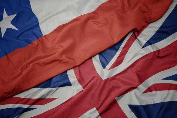 Falujące kolorowe flagi Wielkiej Brytanii i flagi narodowej Chile. — Zdjęcie stockowe