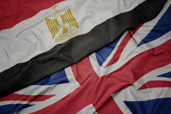 Mávající barevná vlajka Velké Británie a národní vlajky Egypta . — Stock fotografie
