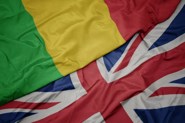 Махаючи барвистим прапором Великої Британії та національного прапора зловмисників . — стокове фото