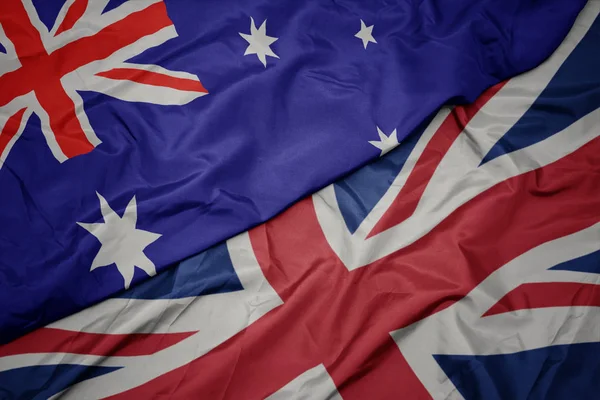 Integetett színes zászló Nagy-Britannia és a nemzeti zászló Ausztrália. — Stock Fotó