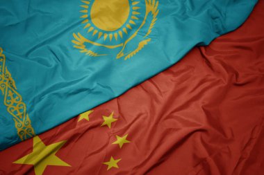 çin ve Kazakistan ulusal bayrağı renkli bayrak sallayarak.