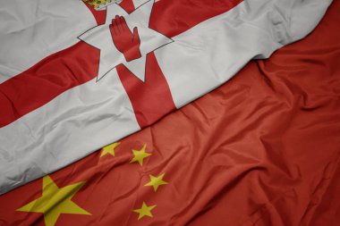 çin ve kuzey İrlanda ulusal bayrağı renkli bayrak sallayarak.