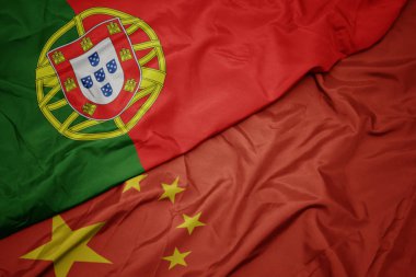 çin ve portekiz ulusal bayrağı renkli bayrak sallayarak.