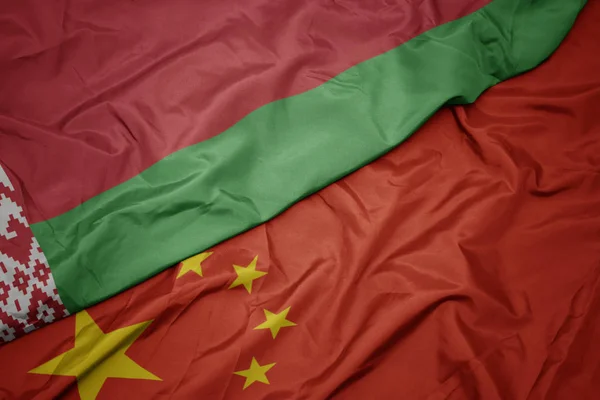 Schwenkt die bunte Flagge Chinas und die Nationalflagge Weißrusslands. — Stockfoto