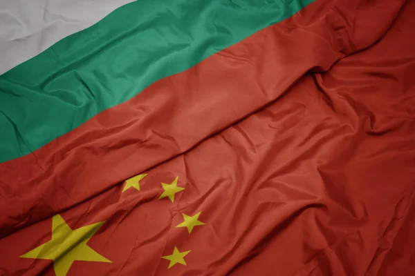 挥舞着五颜六色的中国国旗和保加利亚国旗. — 图库照片
