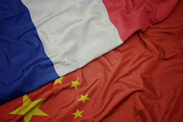 Махаючи барвистий прапор Китаю і національний прапор Франції . — стокове фото