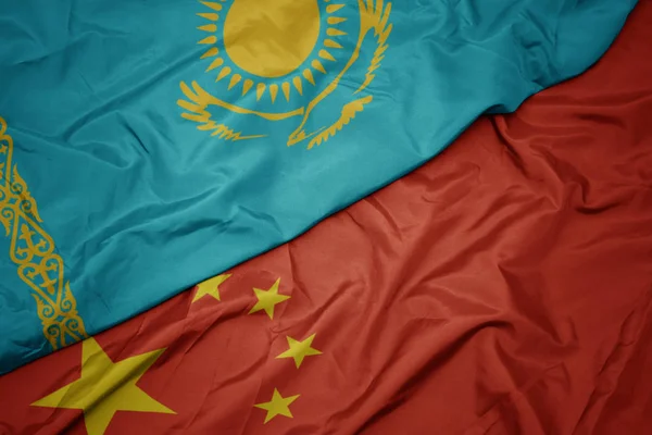 çin ve Kazakistan ulusal bayrağı renkli bayrak sallayarak.
