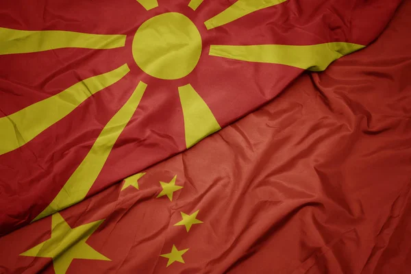 Acenando bandeira colorida da china e bandeira nacional da macedônia . — Fotografia de Stock