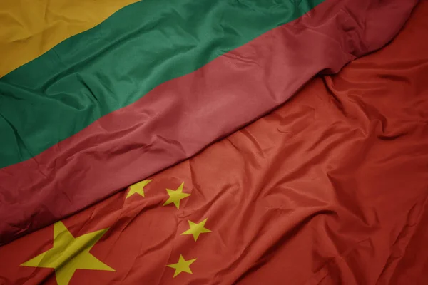 Çin ve litvanya ulusal bayrağı renkli bayrak sallayarak. — Stok fotoğraf