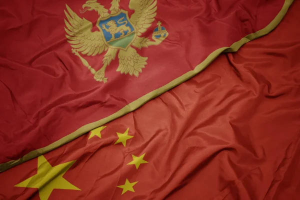 Размахивая красочным флагом Китая и национальным флагом Черногории . — стоковое фото