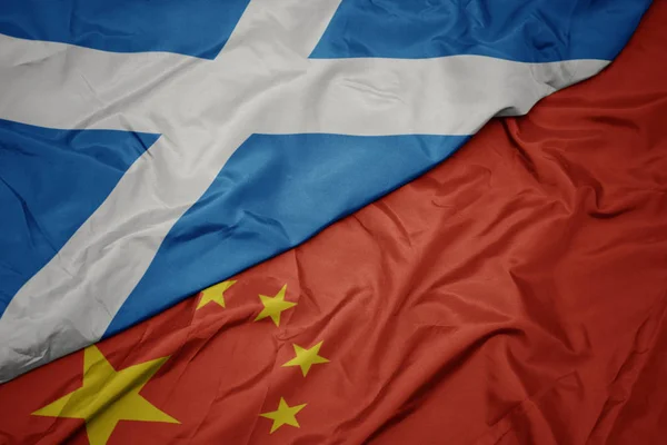 Розмахуючи барвистий прапор Китаю і державного прапора Шотландії. — стокове фото