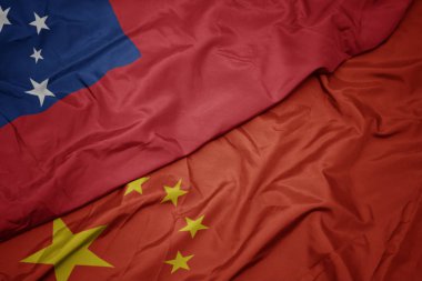 Çin ve Samoa ulusal bayrağı renkli bayrak sallayarak.