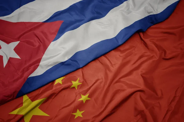 Agitant drapeau coloré de la Chine et drapeau national de cuba . — Photo