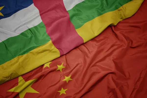 Zwaaiende kleurrijke vlag van China en de nationale vlag van Centraal-Afrikaanse Republiek. — Stockfoto