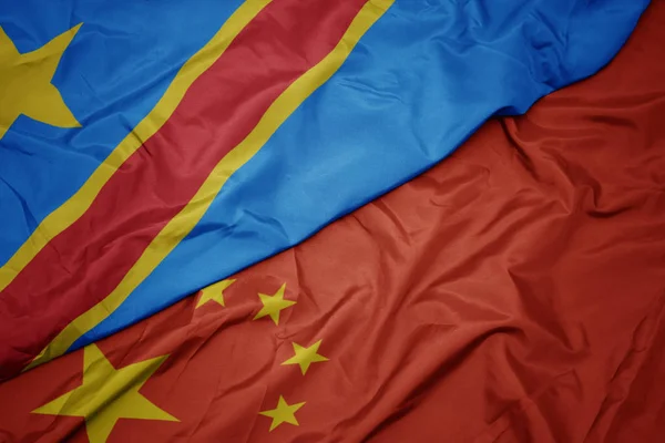 挥舞着五颜六色的中国国旗和刚果民主共和国的国旗. — 图库照片