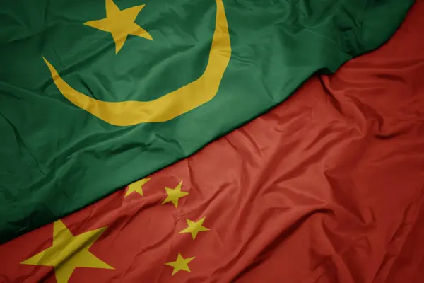Mávat barevnou vlajkou Číny a Mauritánské národní vlajky. — Stock fotografie