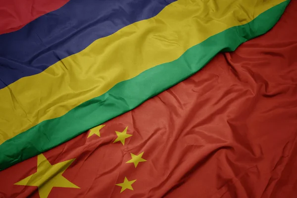 Ondeando colorida bandera de China y bandera nacional de Mauritius . — Foto de Stock