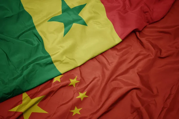 Ondeando colorida bandera de china y bandera nacional de senegal . — Foto de Stock