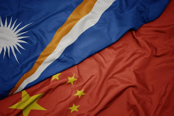 Розмахуючи барвистий прапор Китаю і державного прапора Маршаллові Острови. — стокове фото