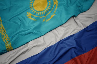 rusya ve kazakistan ulusal bayrağı renkli bayrak sallayarak.