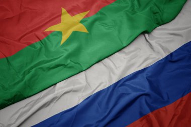 rusya ve burkina faso ulusal bayrağı renkli bayrak sallayarak.