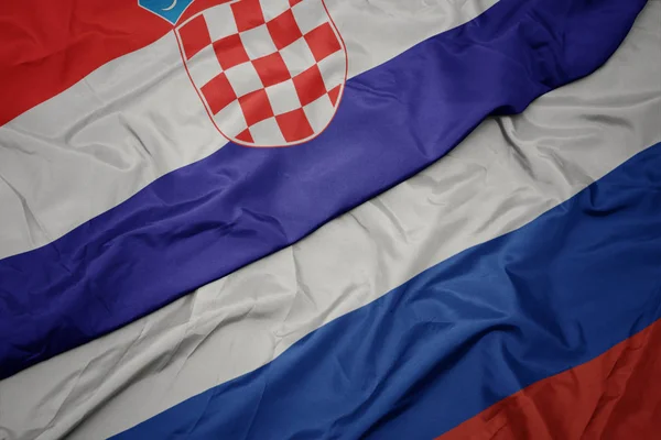 Mávající barevná vlajka Ruska a národní vlajka Chorvatska. — Stock fotografie